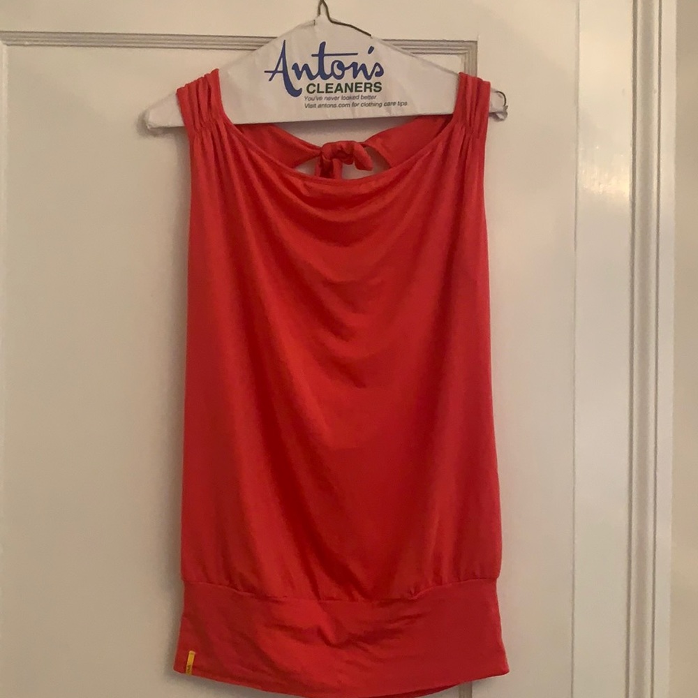 Sleeveless banded top